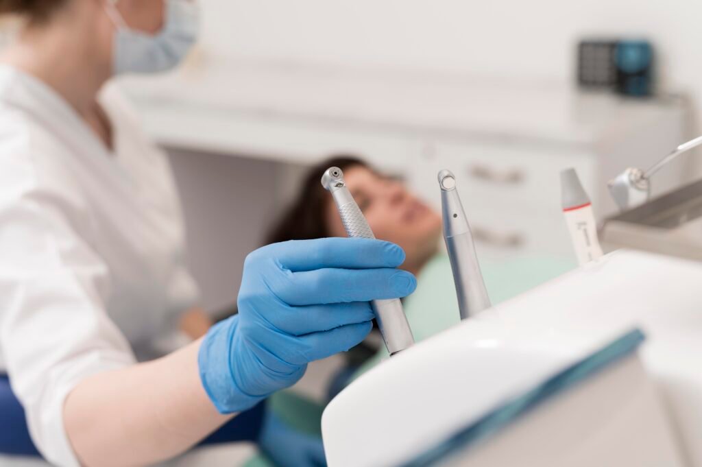 Paciente sonriendo después de tratamiento dental en clínica Ray Concept